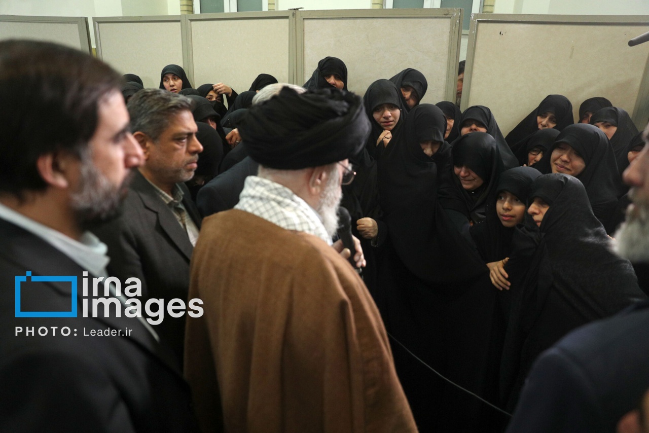 تصاویر: اقامه نماز رهبری بر پیکر قاضی رازینی و حجت الاسلام مقیسه