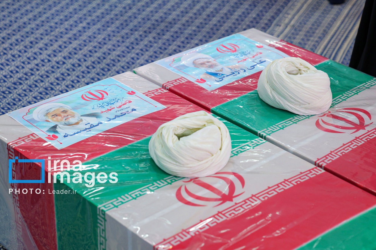 تصاویر: اقامه نماز رهبری بر پیکر قاضی رازینی و حجت الاسلام مقیسه