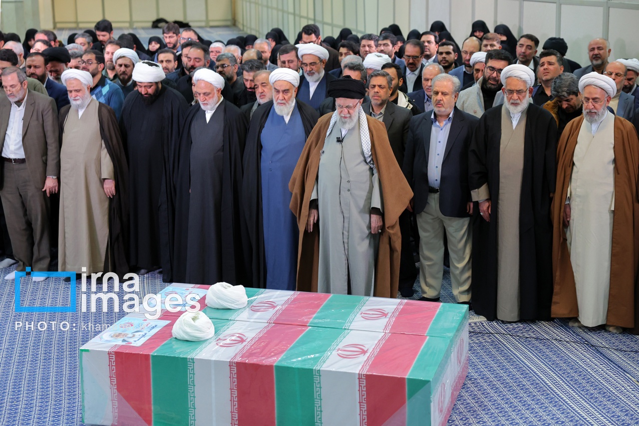 تصاویر: اقامه نماز رهبری بر پیکر قاضی رازینی و حجت الاسلام مقیسه