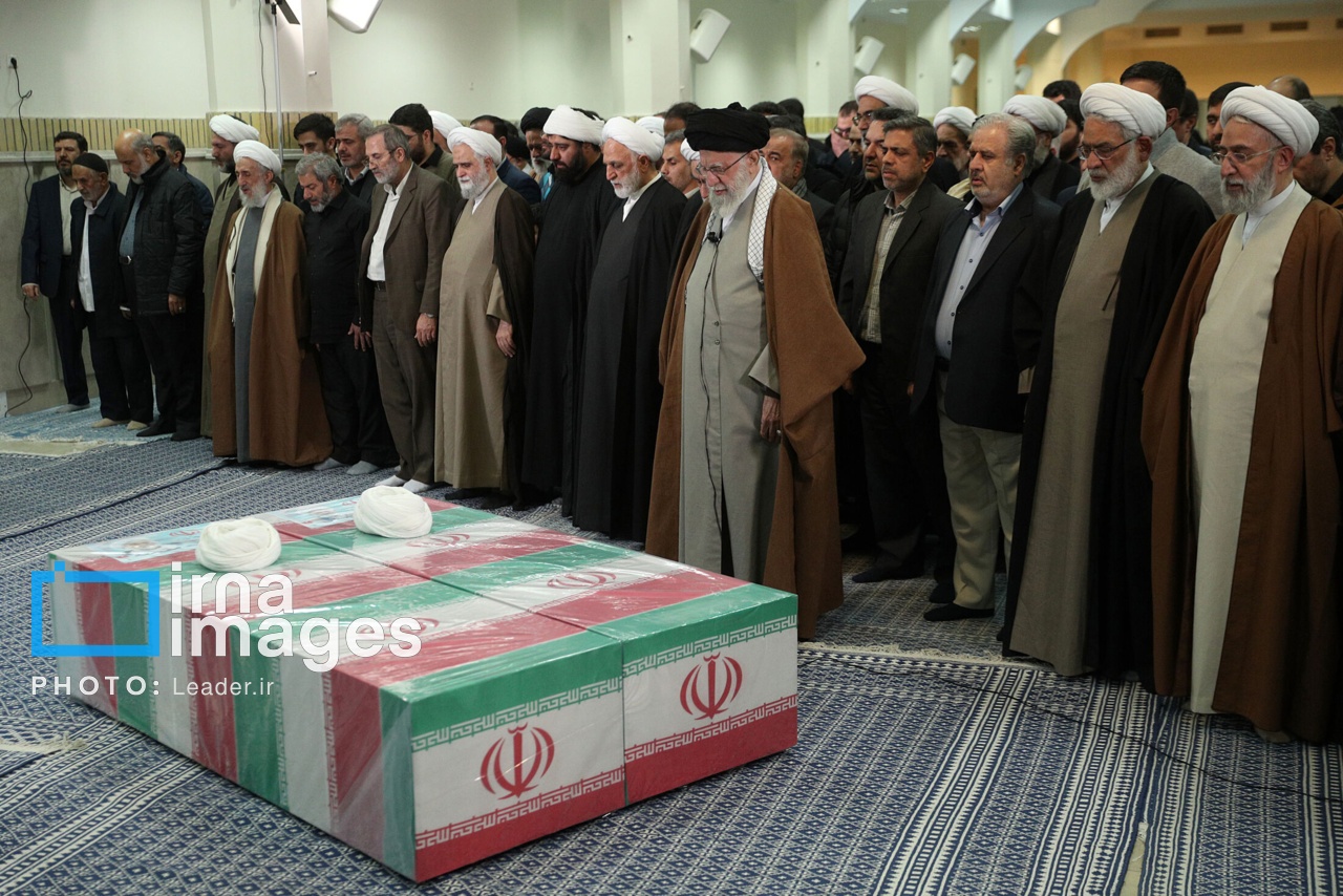 تصاویر: اقامه نماز رهبری بر پیکر قاضی رازینی و حجت الاسلام مقیسه