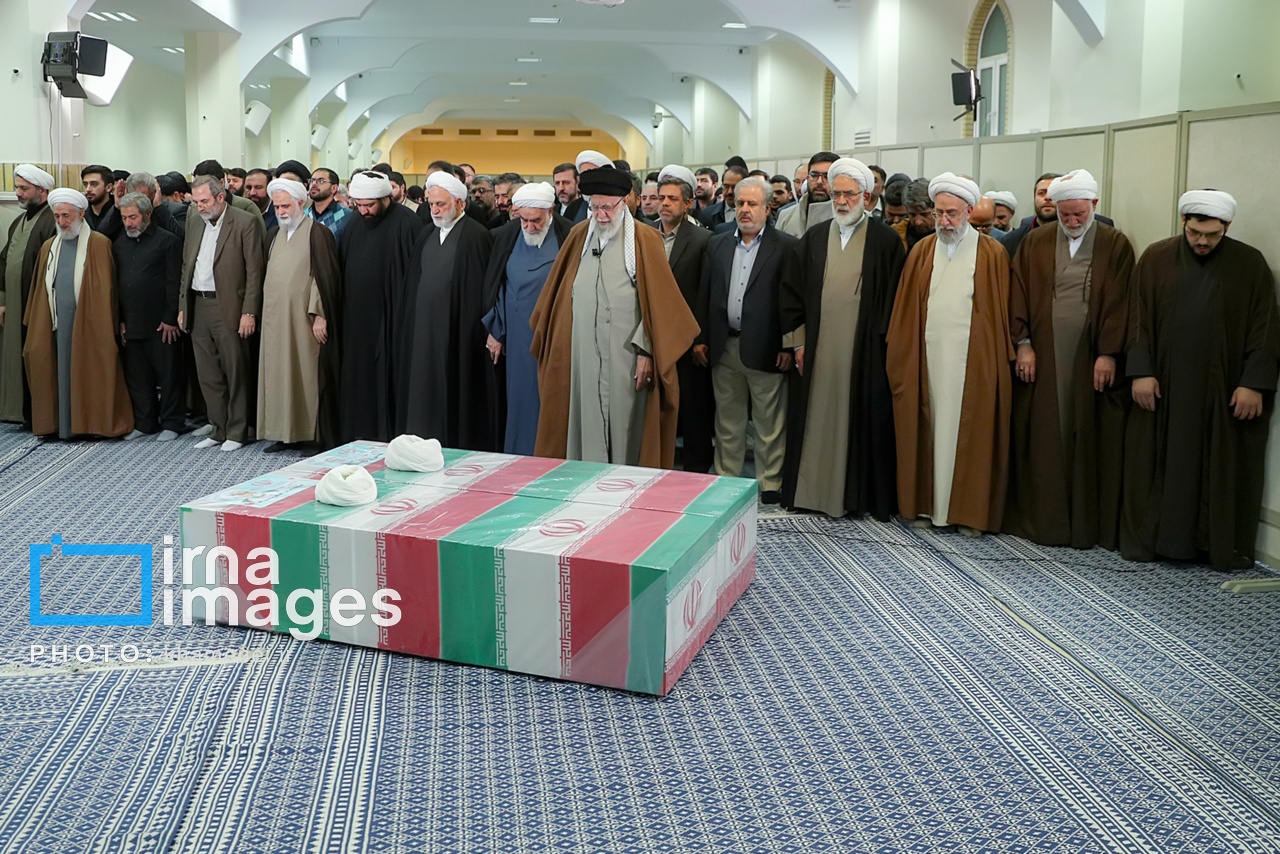 تصاویر: اقامه نماز رهبری بر پیکر قاضی رازینی و حجت الاسلام مقیسه