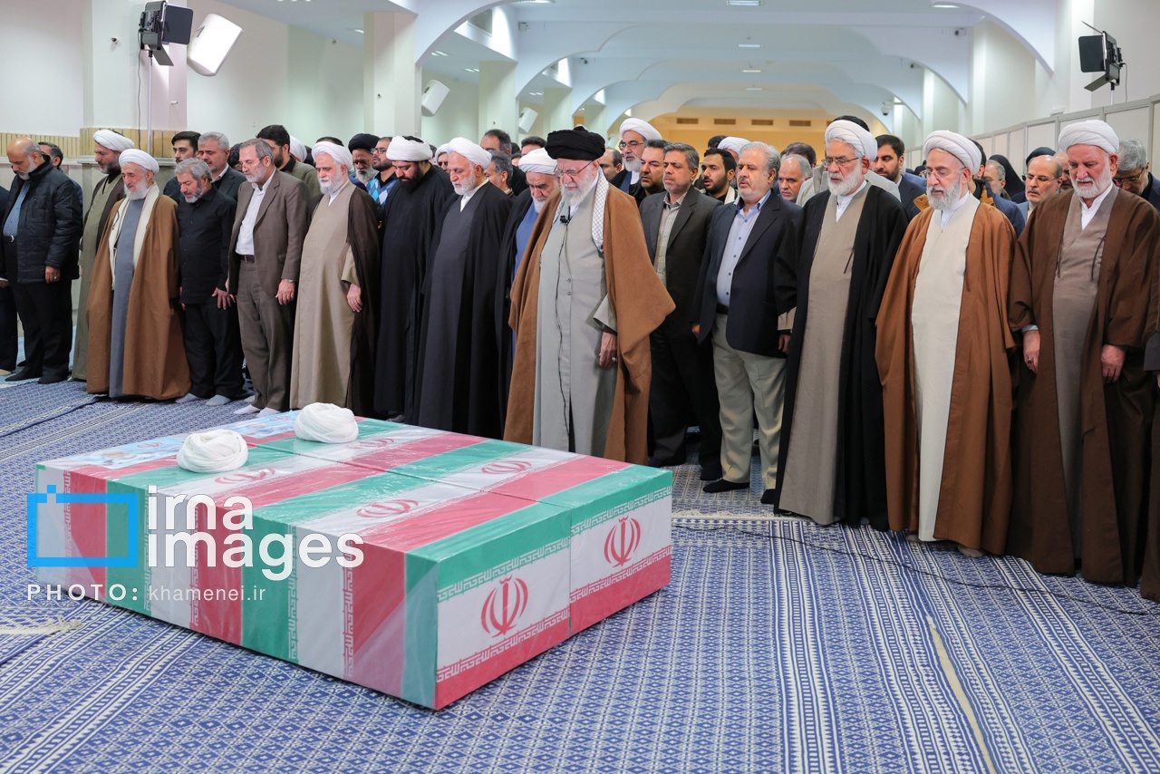 تصاویر: اقامه نماز رهبری بر پیکر قاضی رازینی و حجت الاسلام مقیسه