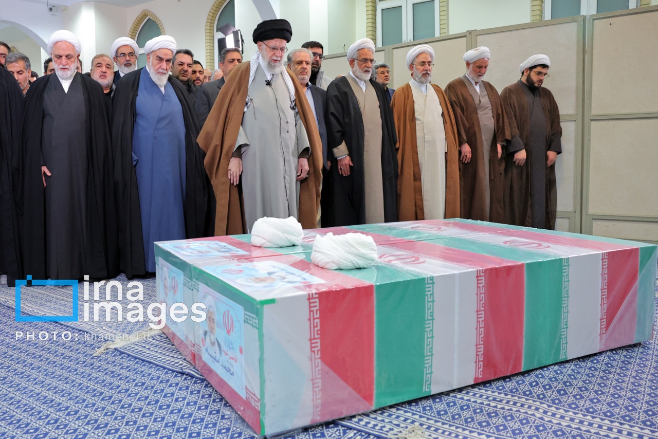 تصاویر: اقامه نماز رهبری بر پیکر قاضی رازینی و حجت الاسلام مقیسه