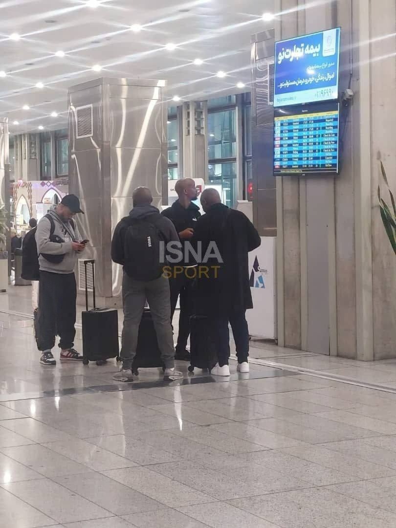 عکس / موسیمانه و دستیارانش در حال ترک ایران به مقصد امارات