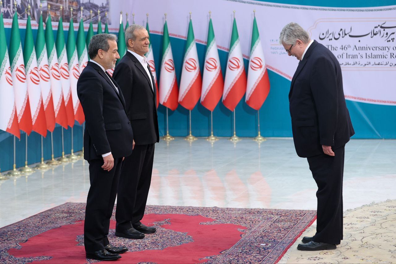 عکس/ تبریک سفرای کشور‌های اسلامی به مناسبت سالگرد پیروزی انقلاب