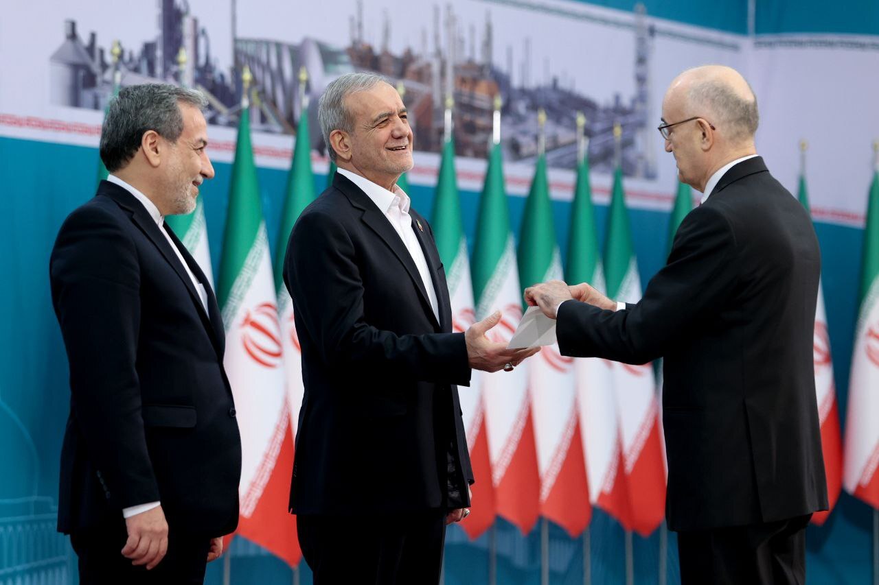 عکس/ تبریک سفرای کشور‌های اسلامی به مناسبت سالگرد پیروزی انقلاب