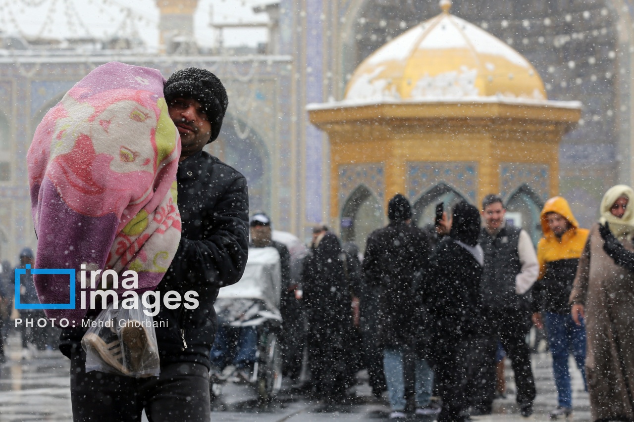 تصاویر:بارش برف در حرم امام رضا (ع)