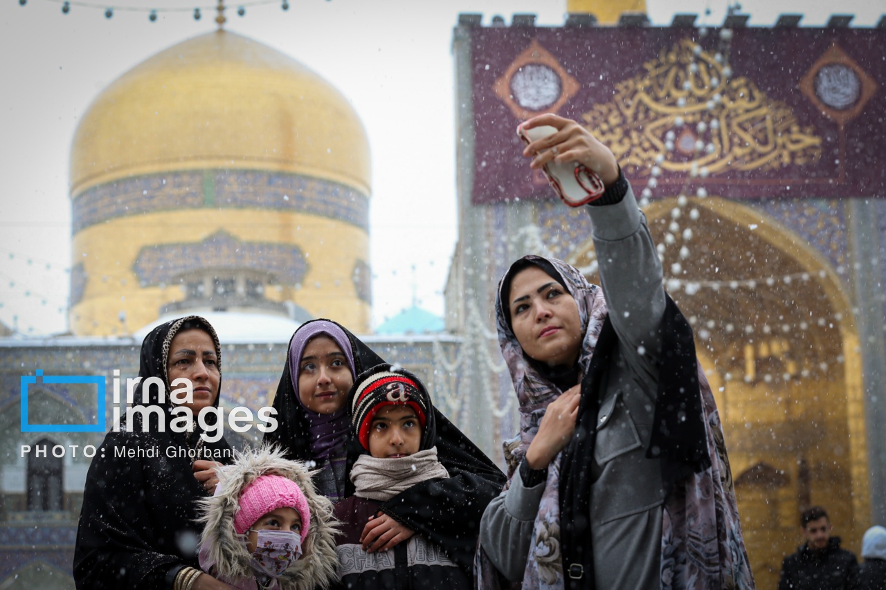 تصاویر:بارش برف در حرم امام رضا (ع)