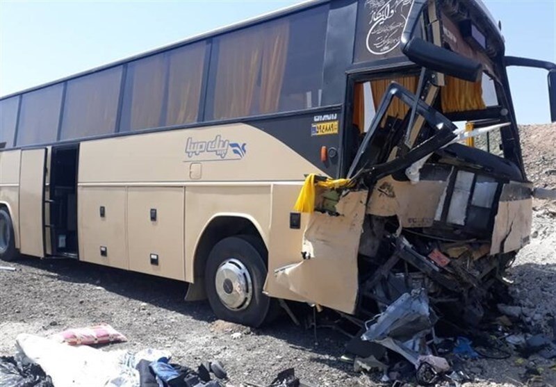 تصادف اتوبوس حامل دانش‌آموزان یزدی با تریلر در اردکان/ ۳ دانش‌آموز مصدوم شدند