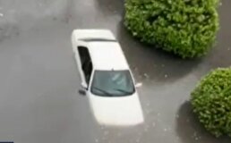 ببینید / زیر آب رفتن خودرو‌ها در خیابان‌های شهر شوشِ خوزستان
