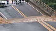 ببینید / سیلاب یک پل را در برزیل با خود برد
