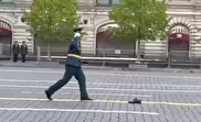 ببینید / به جای ماندن لنگه کفش سرباز روسی در رژه «روز پیروزی»