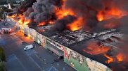 ببینید / تصاویری از آتش‌سوزی مهیب در مجتمع خرید در پایتخت لهستان؛ تمام ساختمان در آتش سوخت