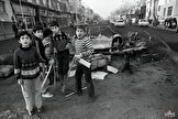 عکس/ کودکان و خیابانی با خودروی سوخته در روز‌های انقلاب