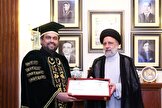 رئیس دانشگاه کراچی در حالی که لباس مخصوص این مراسم را بر تن کرده بود، مدرک دکترای افتخاری را به رئیسی داد / سال 96 در روسیه بدون حضور مقامات ارشد دولتی، به روحانی مدرک دکترای افتخاری دادند
