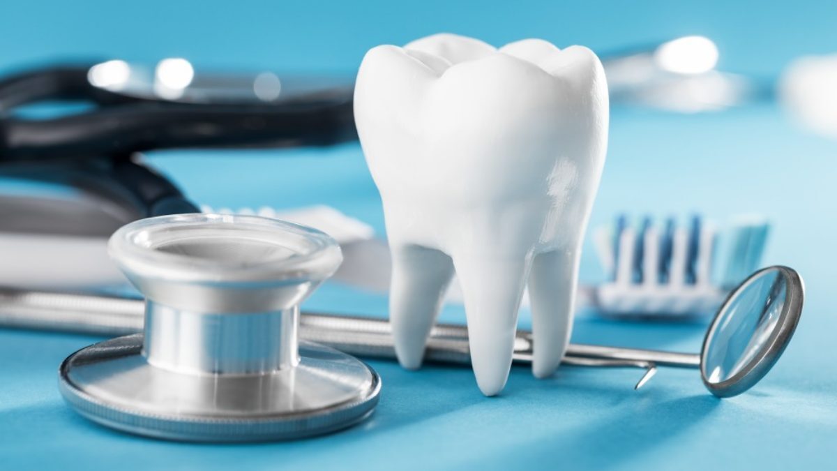 رئیس جامعه دندانپزشکی: هزینه های دندانپزشکی گران نیست؛ درآمد مردم کم است