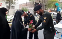 ببینید / گزارش صداوسیما از گشت ارشاد در اصفهان و اهدای گل توسط مردم به نیروهای گشت ارشاد