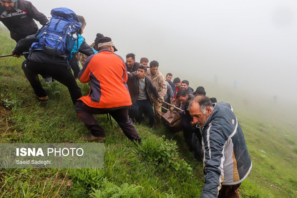 تصاویر: مراحل پایانی امدادرسانی به حادثه سقوط بالگرد رئیس جمهوری و انتقال پیکر شهدا