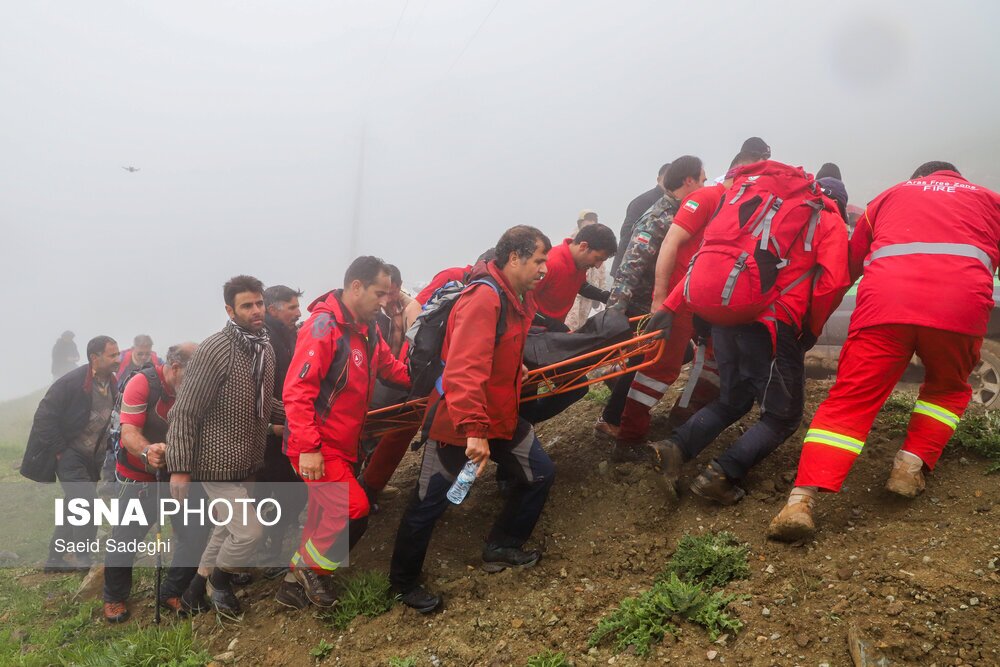 تصاویر: مراحل پایانی امدادرسانی به حادثه سقوط بالگرد رئیس جمهوری و انتقال پیکر شهدا