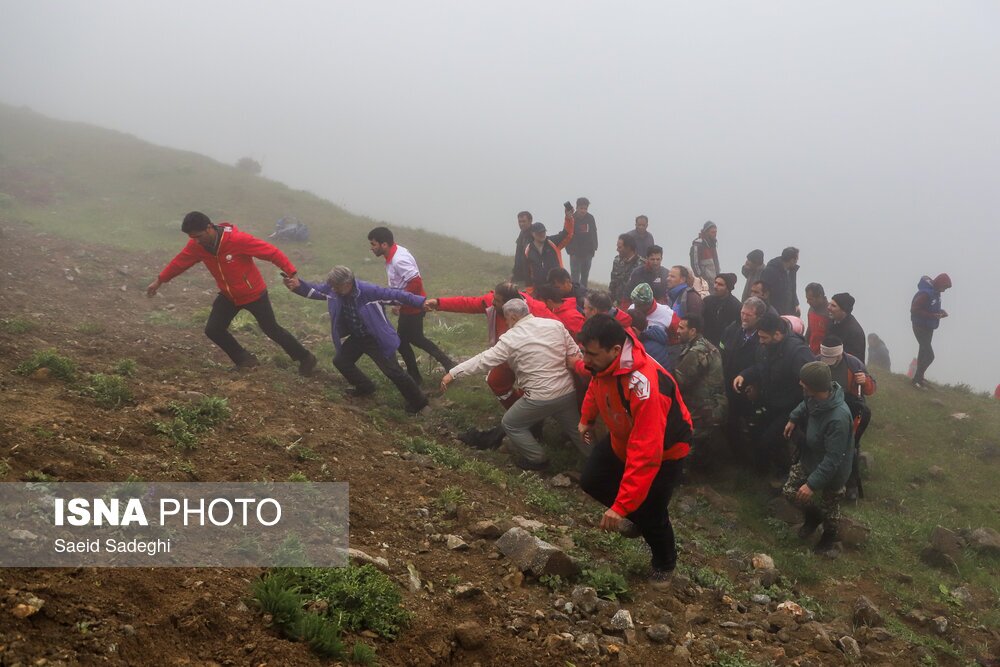 تصاویر: مراحل پایانی امدادرسانی به حادثه سقوط بالگرد رئیس جمهوری و انتقال پیکر شهدا