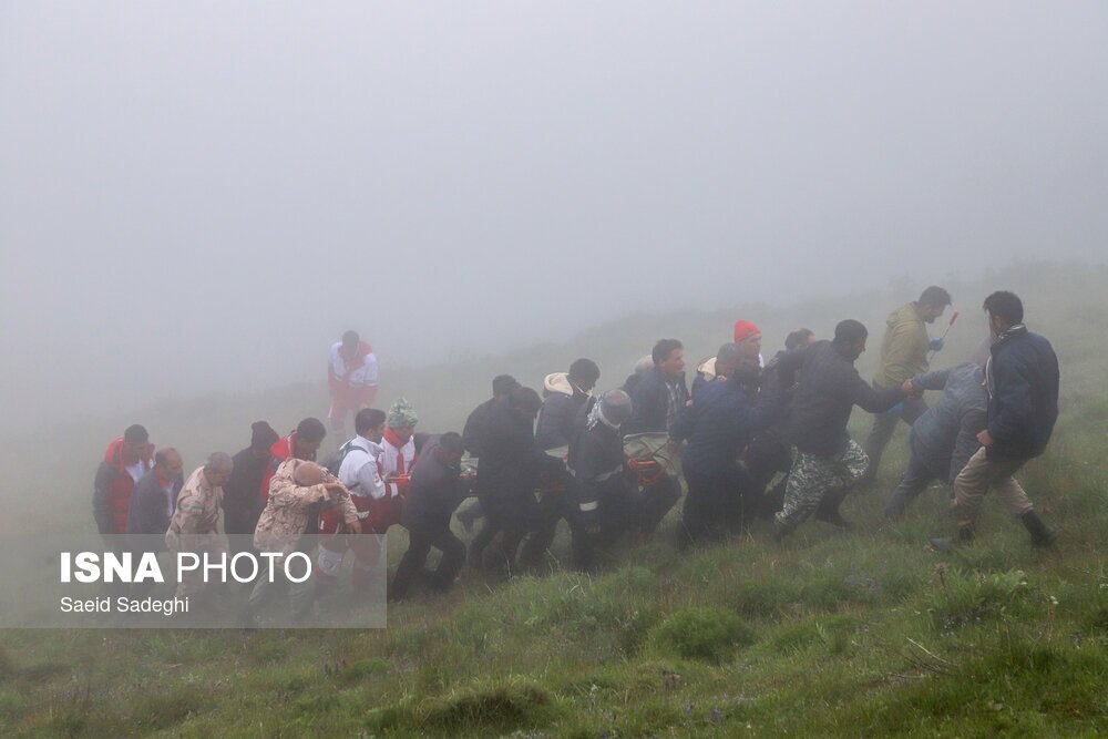 تصاویر: مراحل پایانی امدادرسانی به حادثه سقوط بالگرد رئیس جمهوری و انتقال پیکر شهدا