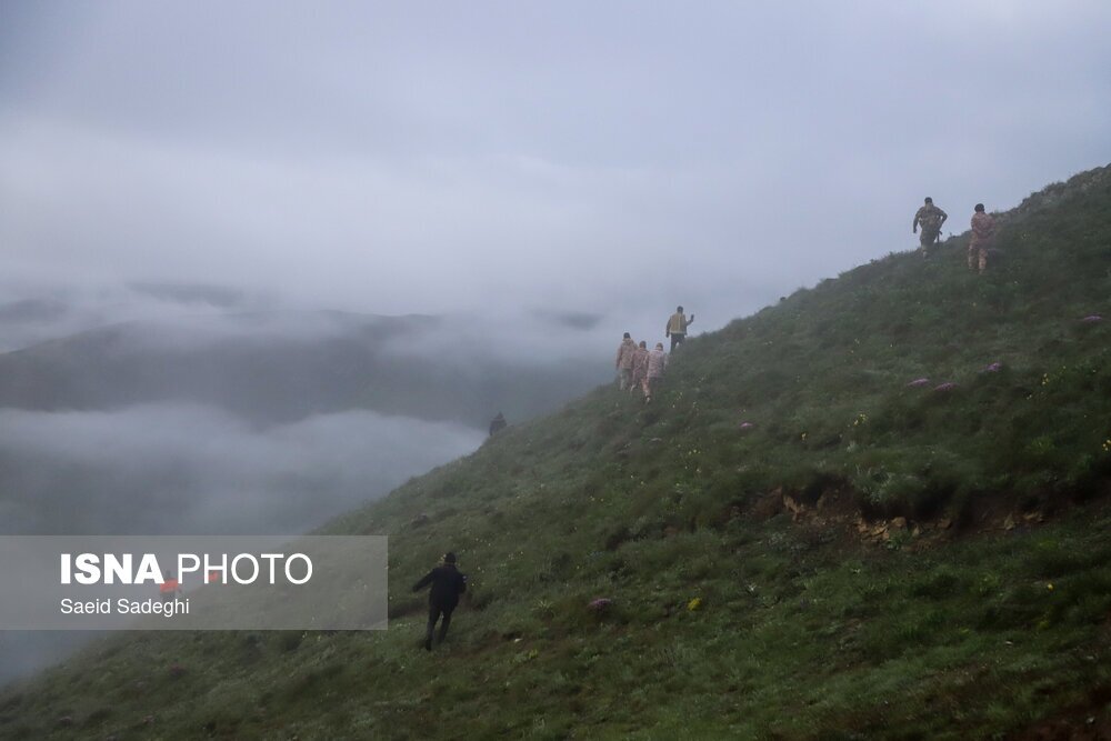تصاویر: مراحل پایانی امدادرسانی به حادثه سقوط بالگرد رئیس جمهوری و انتقال پیکر شهدا