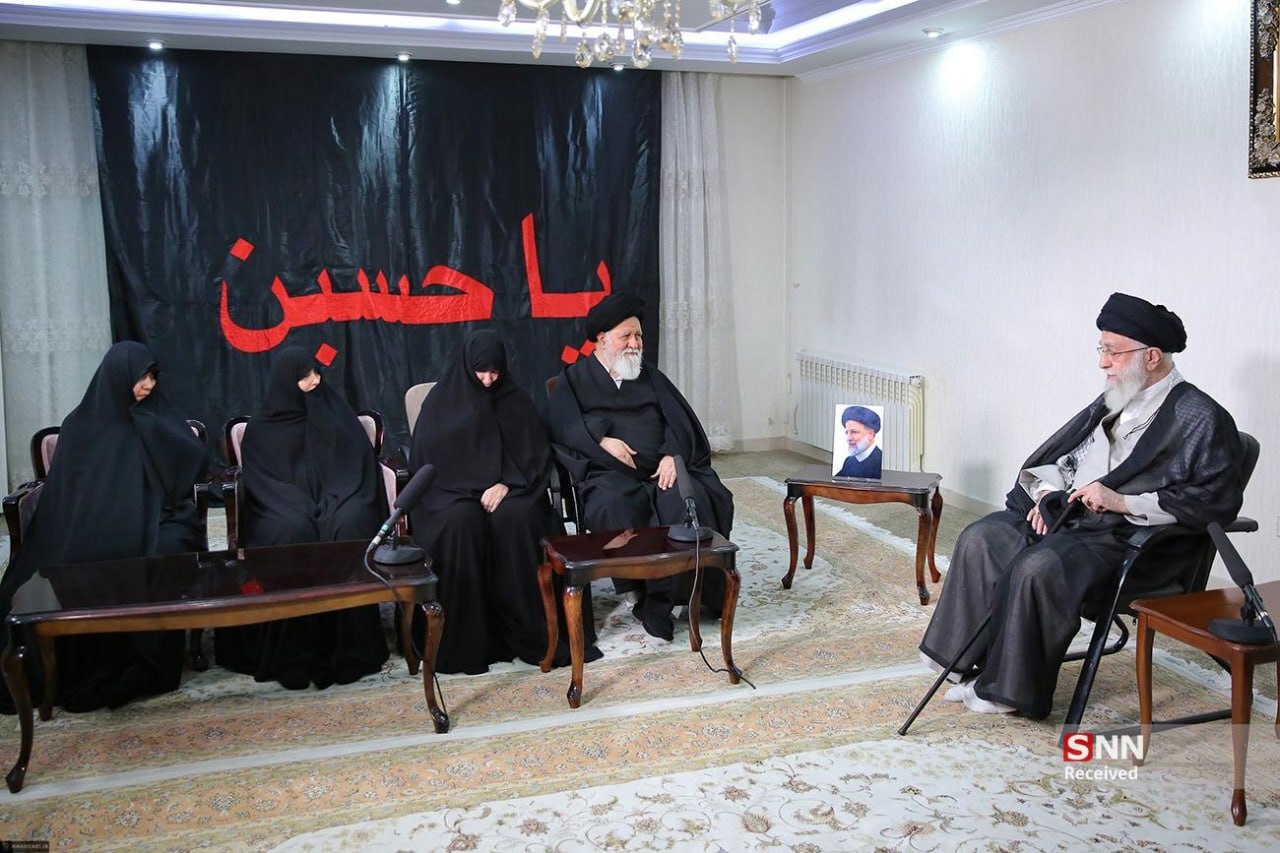 تصاویری دیگر از دیدار امشب رهبر انقلاب با خانواده رئیسی در منزل رئیس جمهور