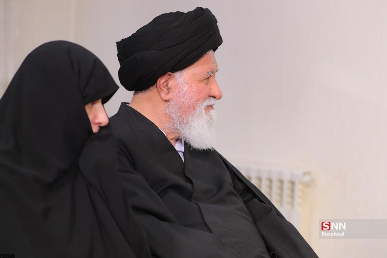 تصاویری دیگر از دیدار امشب رهبر انقلاب با خانواده رئیسی در منزل رئیس جمهور