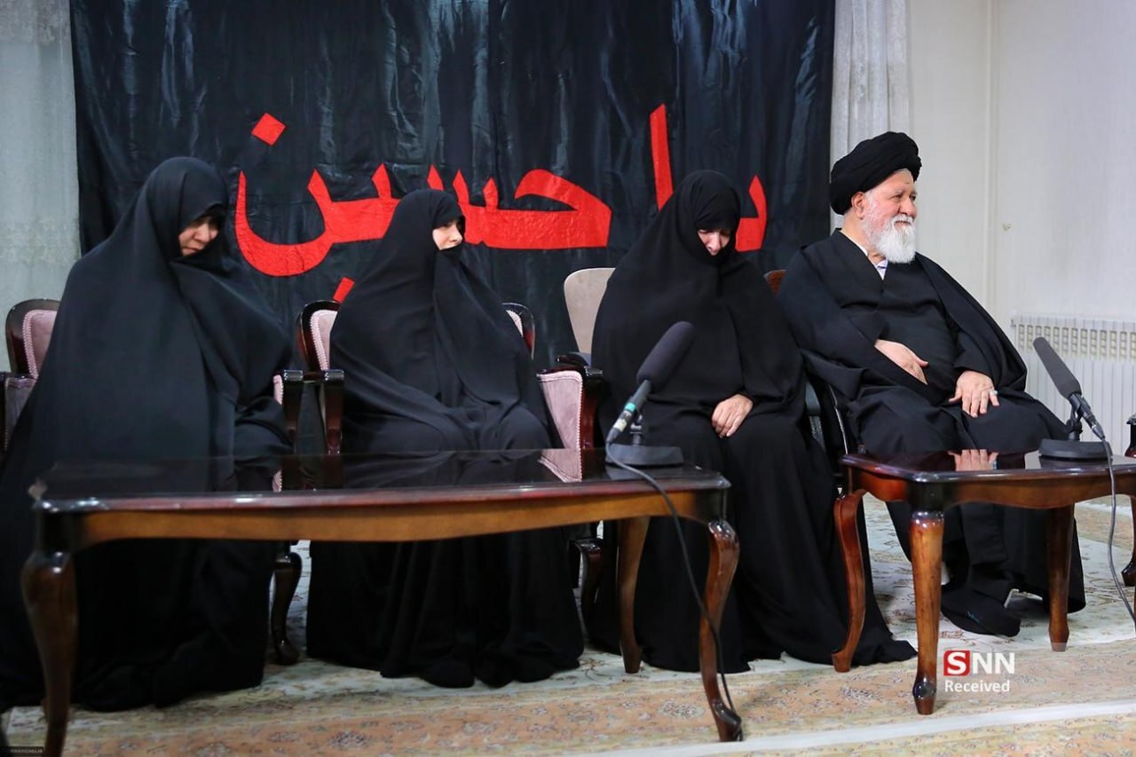 تصاویری دیگر از دیدار امشب رهبر انقلاب با خانواده رئیسی در منزل رئیس جمهور