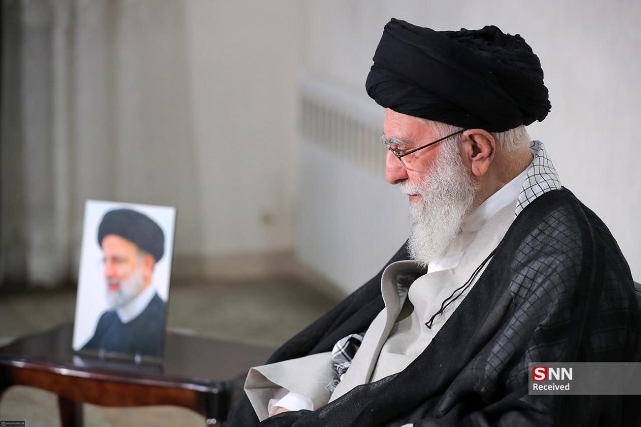 تصاویری دیگر از دیدار امشب رهبر انقلاب با خانواده رئیسی در منزل رئیس جمهور