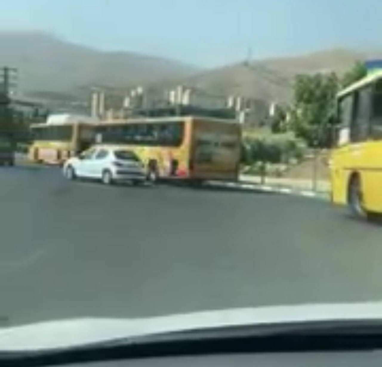 عکس/ اتوبوس‌های شهرداری تهران در شهرک محلاتی ‏جهت انتقال مردم به مصلی تهران؛‏همایش حامیان جلیلی