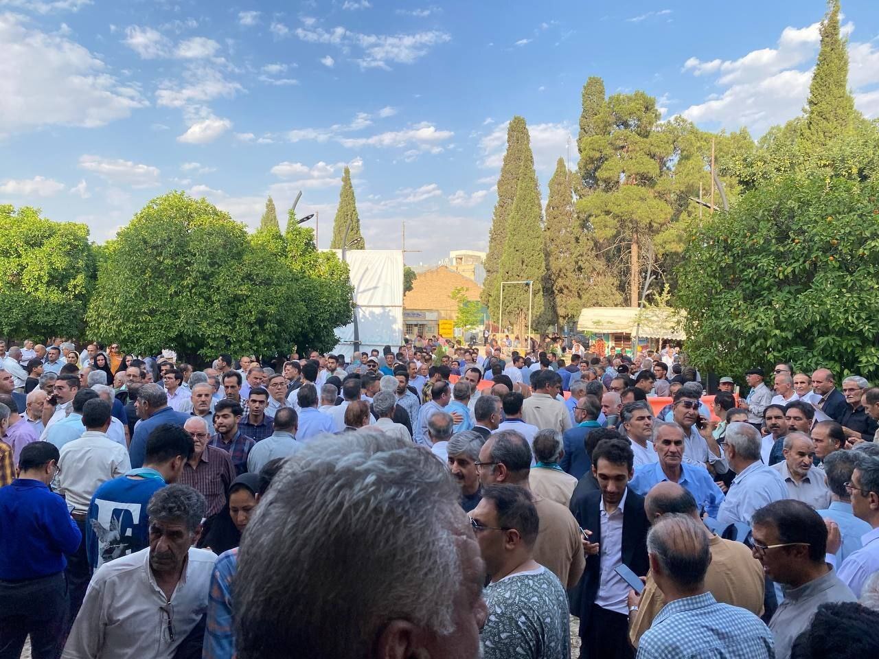 عکس / استقبال سنگین از پزشکیان در شیراز؛ هزاران نفر پشت درب سالن ماندند