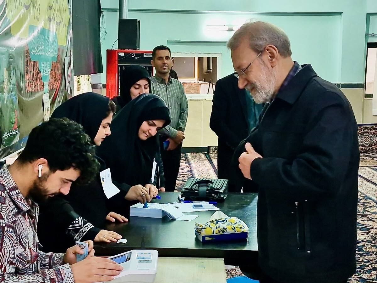تصاویر: لاریجانی در مازندران رای خود را به صندوق انداخت