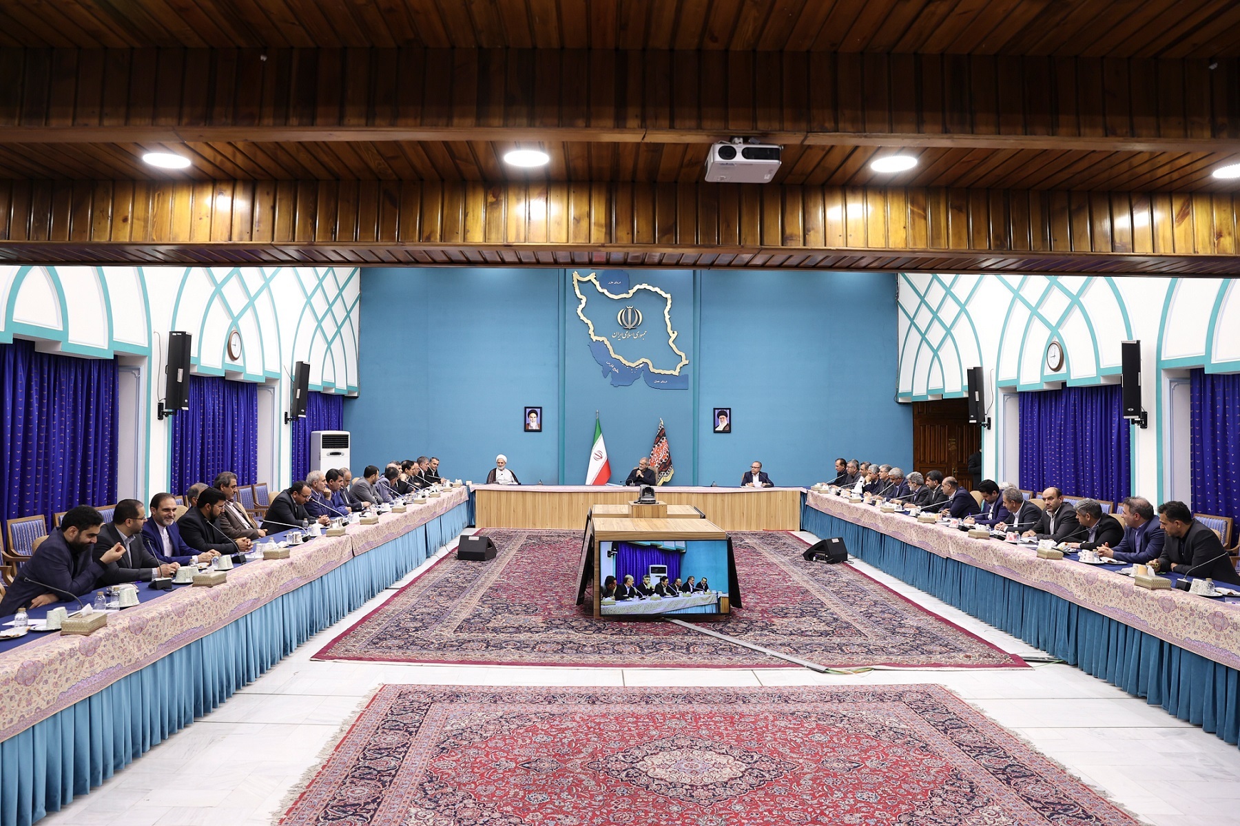 عکس / امیرحسین ثابتی در دیدار نمایندگان جدیدالورود مجلس دوازدهم با پزشکیان