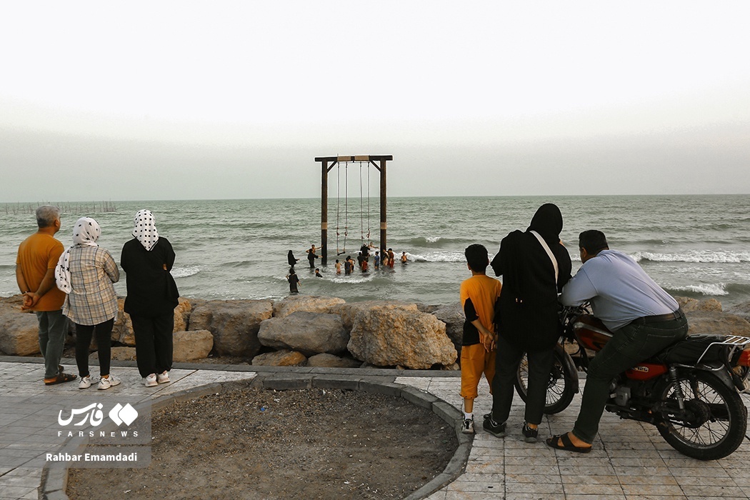 تصاویر: تاب بازی در ساحلِ «خواجه عطا»
