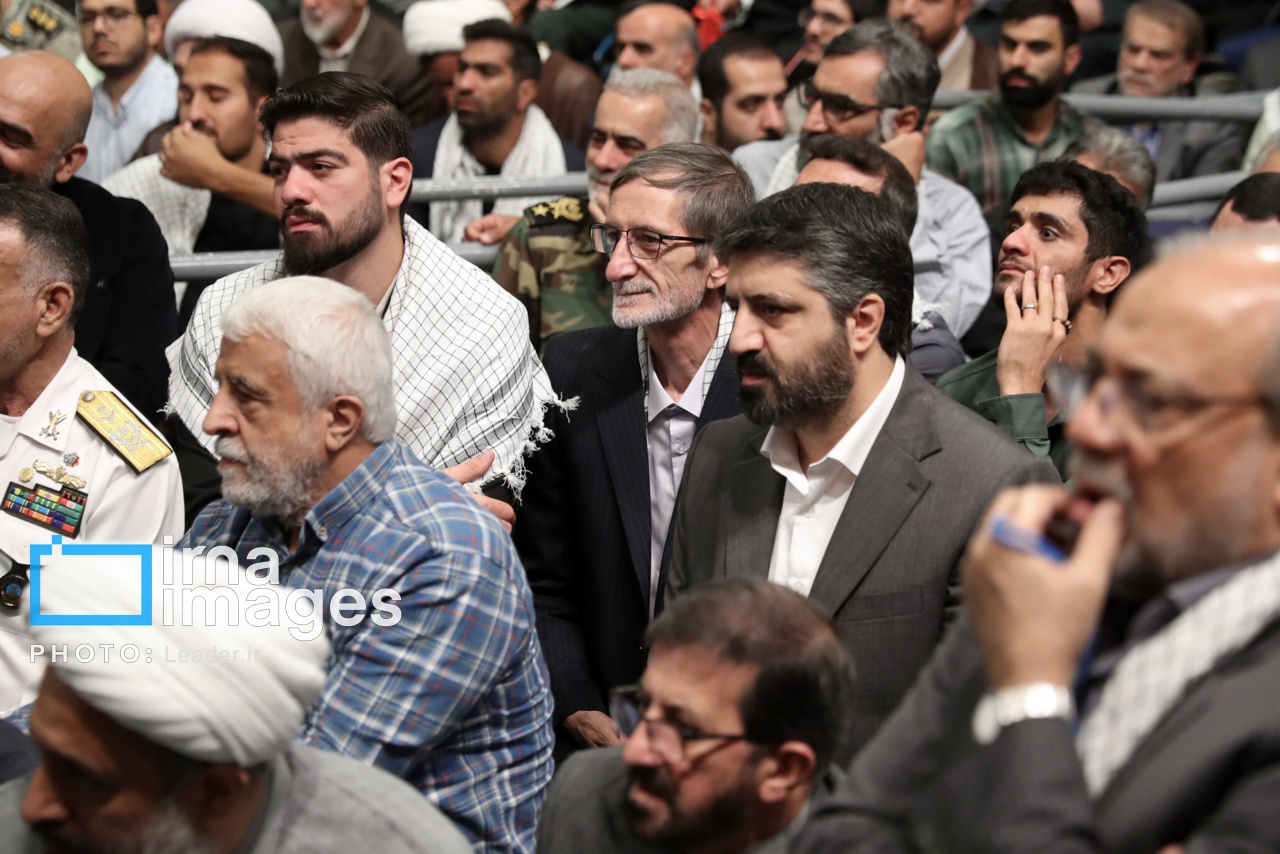 تصاویر: دیدار پیشکسوتان و فعالان دفاع مقدس و مقاومت با رهبر انقلاب