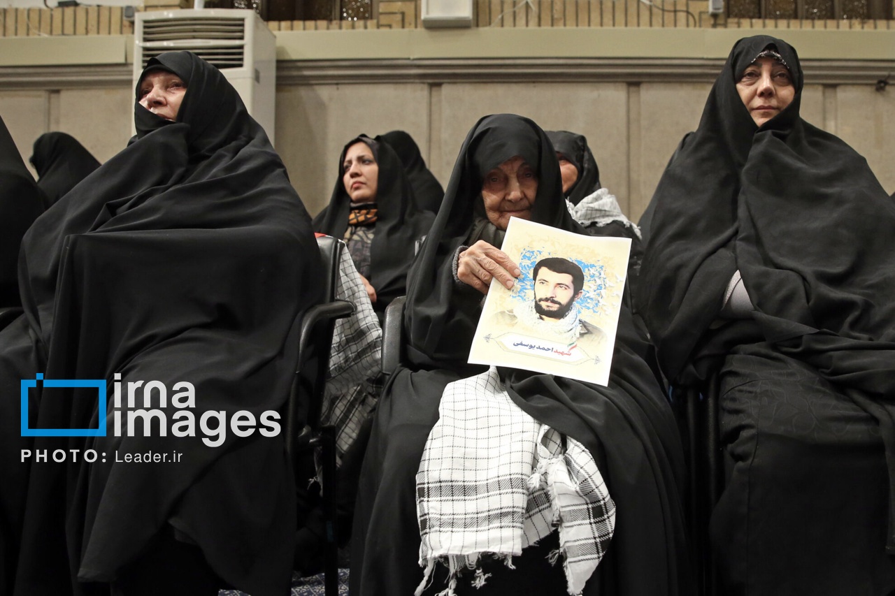 تصاویر: دیدار پیشکسوتان و فعالان دفاع مقدس و مقاومت با رهبر انقلاب