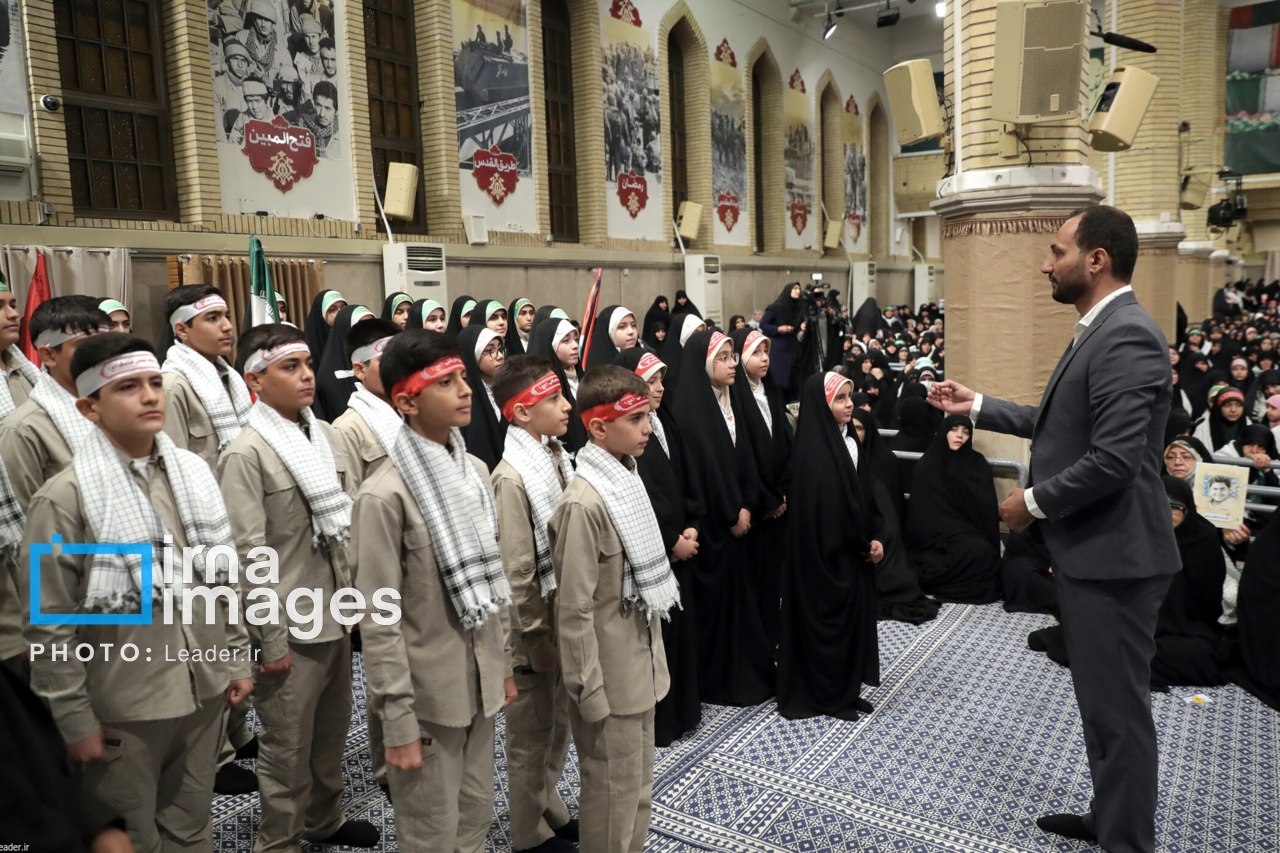 تصاویر: دیدار پیشکسوتان و فعالان دفاع مقدس و مقاومت با رهبر انقلاب