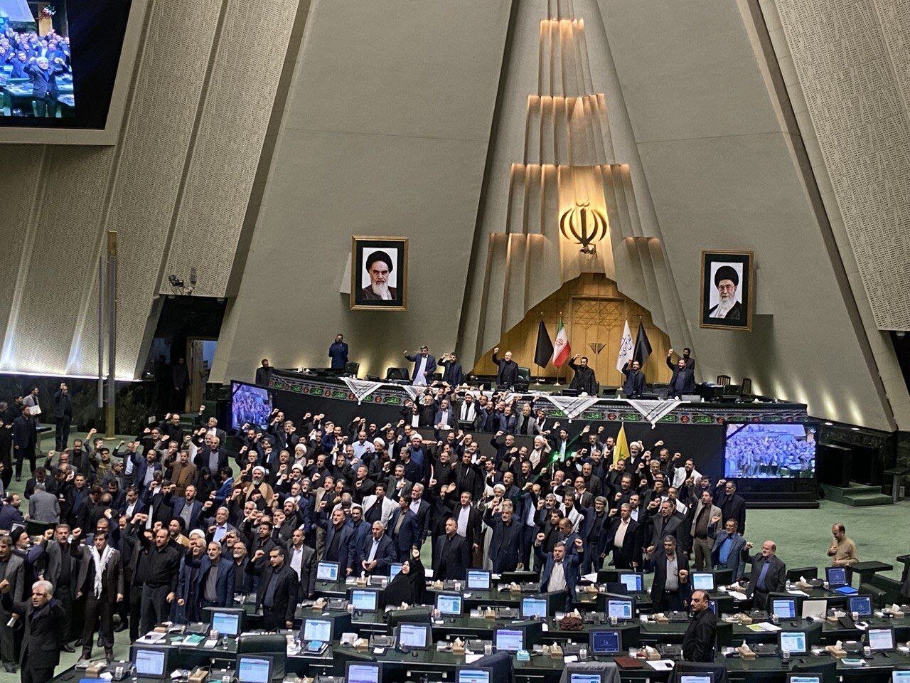 شعارهای نمایندگان مجلس در پی شهادت سید حسن نصرالله: «حسین حسین شعار ماست شهادت افتخار ماست» و «ای رهبر آزاده آمادهایم آماده» شعارهای نمایندگان مجلس در پی شهادت سید حسن نصرالله: «حسین حسین شعار ماست شهادت افتخار ماست» و «ای رهبر آزاده آمادهایم آماده»