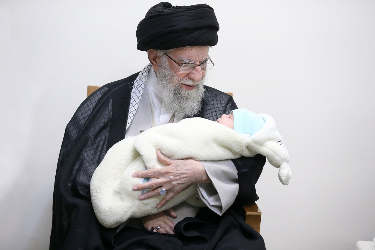 عکس / اذان گفتن رهبر انقلاب در گوش نوزاد شهید حمزه جهاندیده