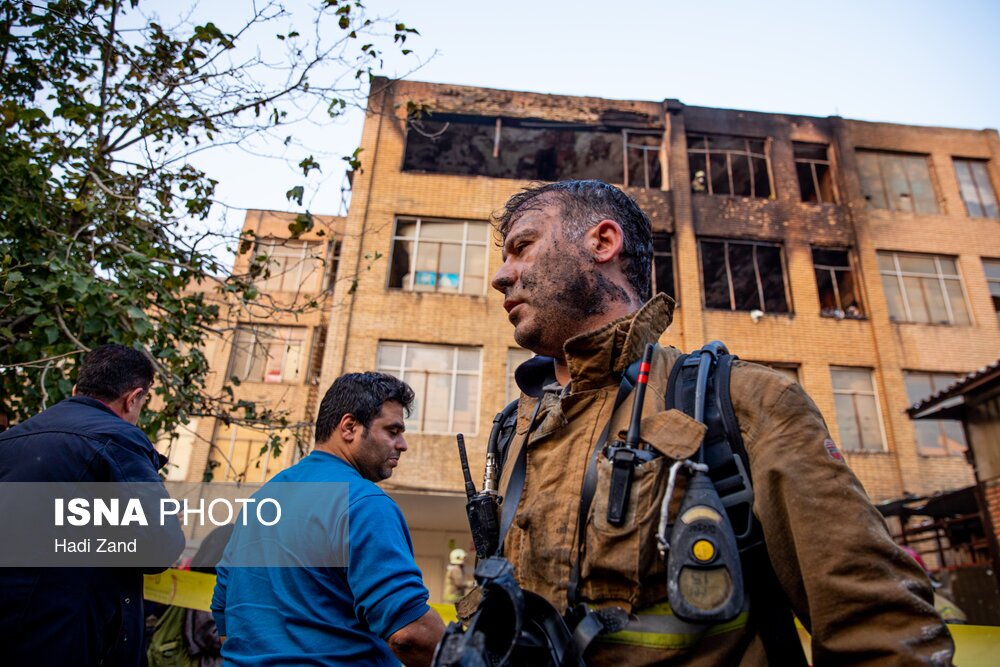 تصاویر: حریق انبار مواد شیمیایی در ناصرخسرو