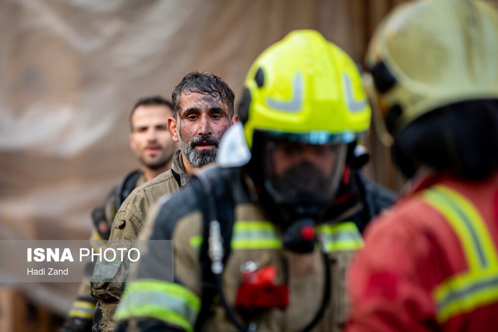 تصاویر: حریق انبار مواد شیمیایی در ناصرخسرو