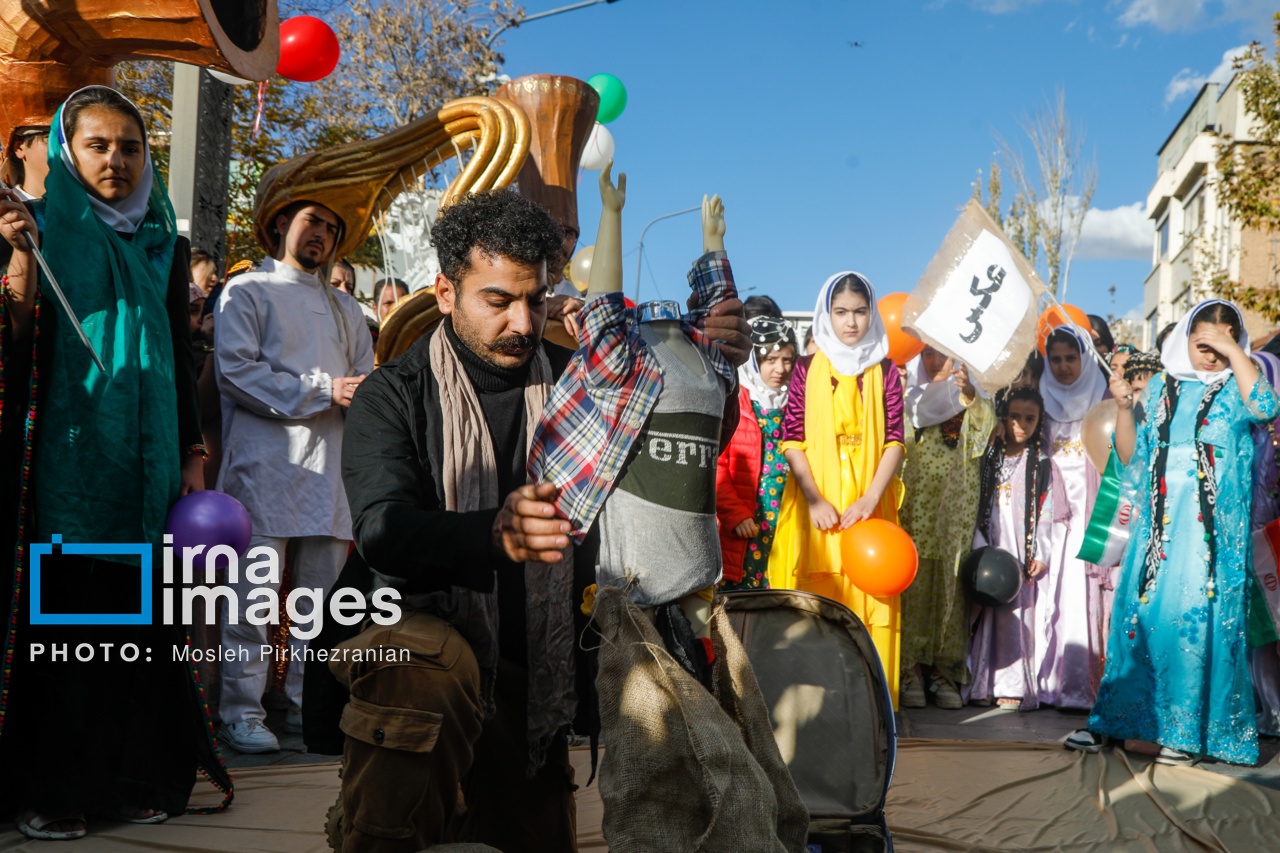 تصاویر: کارناوال عروسکی جشنواره تئاتر کردستان