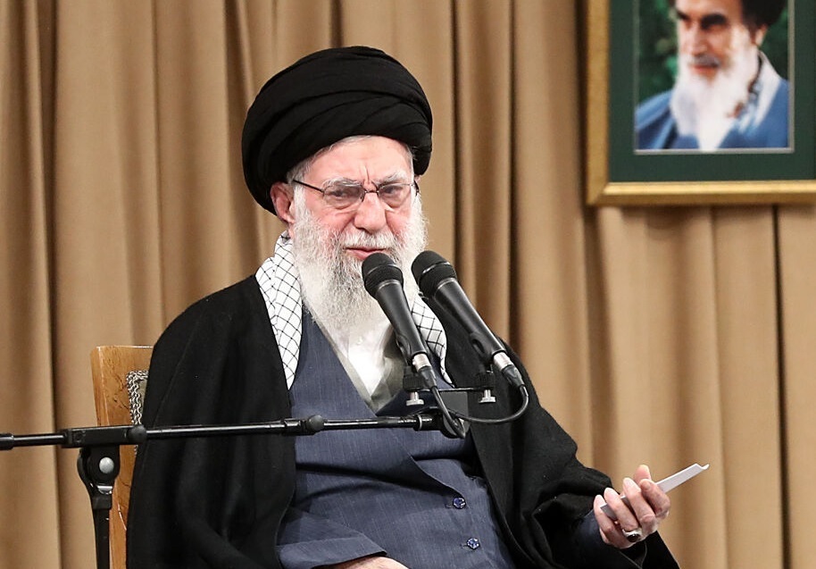 رهبر معظم انقلاب: رئیس‌جمهور آمریکا را به دلیل تهمتی که به ملت ایران زد، مجرم می‌دانیم