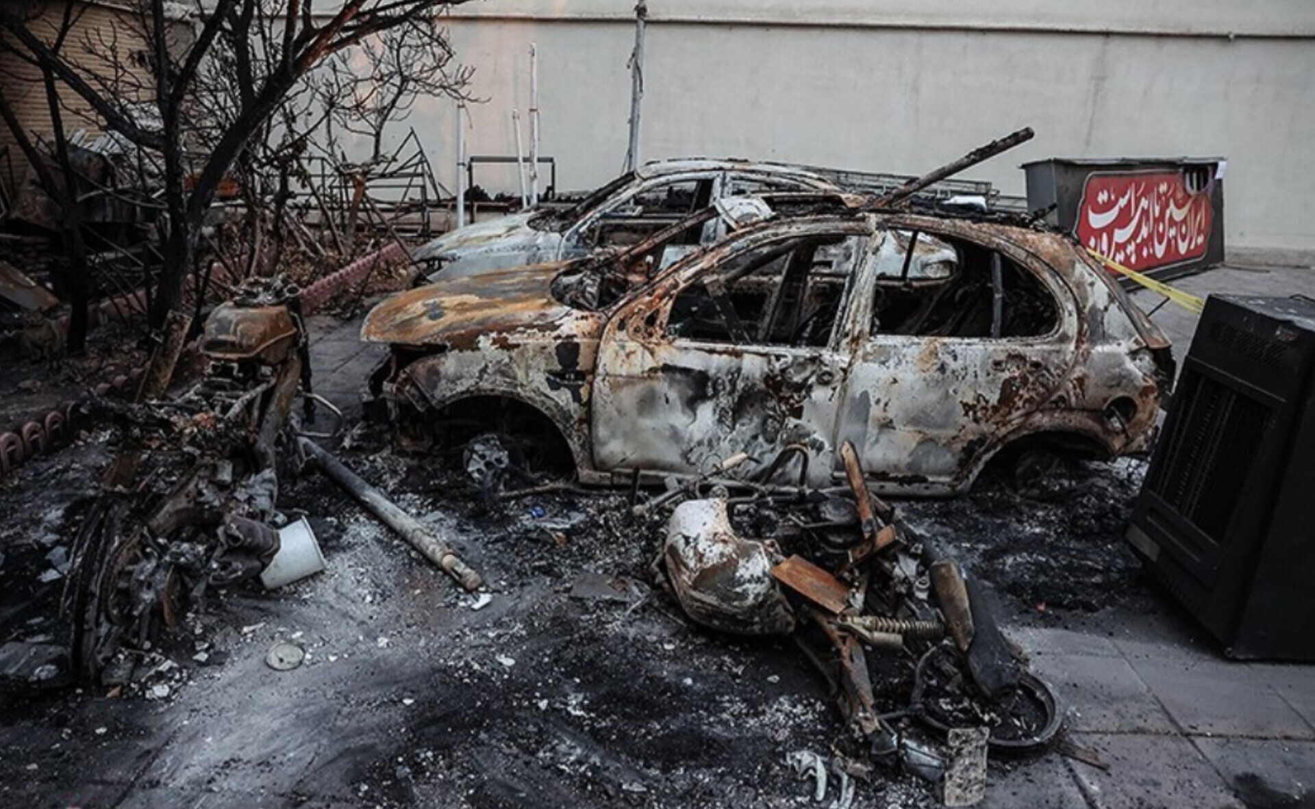 تسنیم: در ناآرامی‌ها ۷۴۹ خودروی متعلق به پلیس، ۳۱۴ عدد از اماکن دولتی، ۳۹۹ بانک، ۷۰۴ مورد اماکن خصوصی، ۴۱۹ شعبه فروشگاه زنجیره‌ای، ۲۳۵ ایستگاه اتوبوس و ۳۰۵ خودروی عمومی مانند آمبولانس تخریب شد/ ۱۵۵ مکان دولتی، ۳۰۳ بانک، ۳۸۴ مورد از اماکن مردم، ۸۹ حوزه علمیه، ۲۴ پمپ بنزین و ۱۳۴ مسجد به آتش کشیده شد