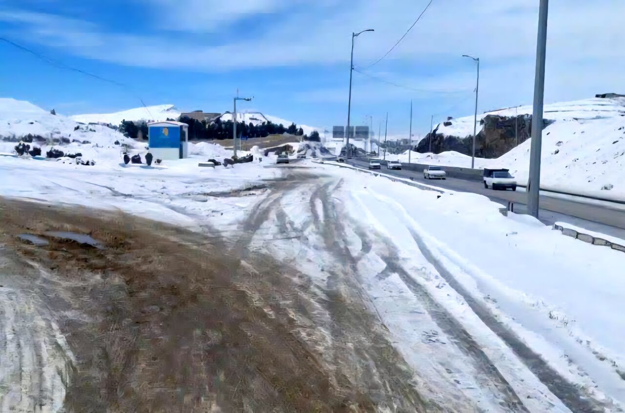 جاده‌های اصلی تهران باز است / تردد در محور گدوک فیروزکوه نیازمند زنجیر چرخ