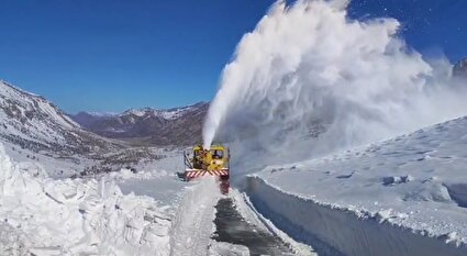 ببینید / لحظه تماشایی پاشیدن برف به آسمان توسط برفخوار
