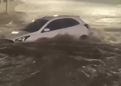 ببینید / تصاویر ترسناک از غوطه‌ور شدن خودروها در سیل شدید «پیراسی‌کابا»