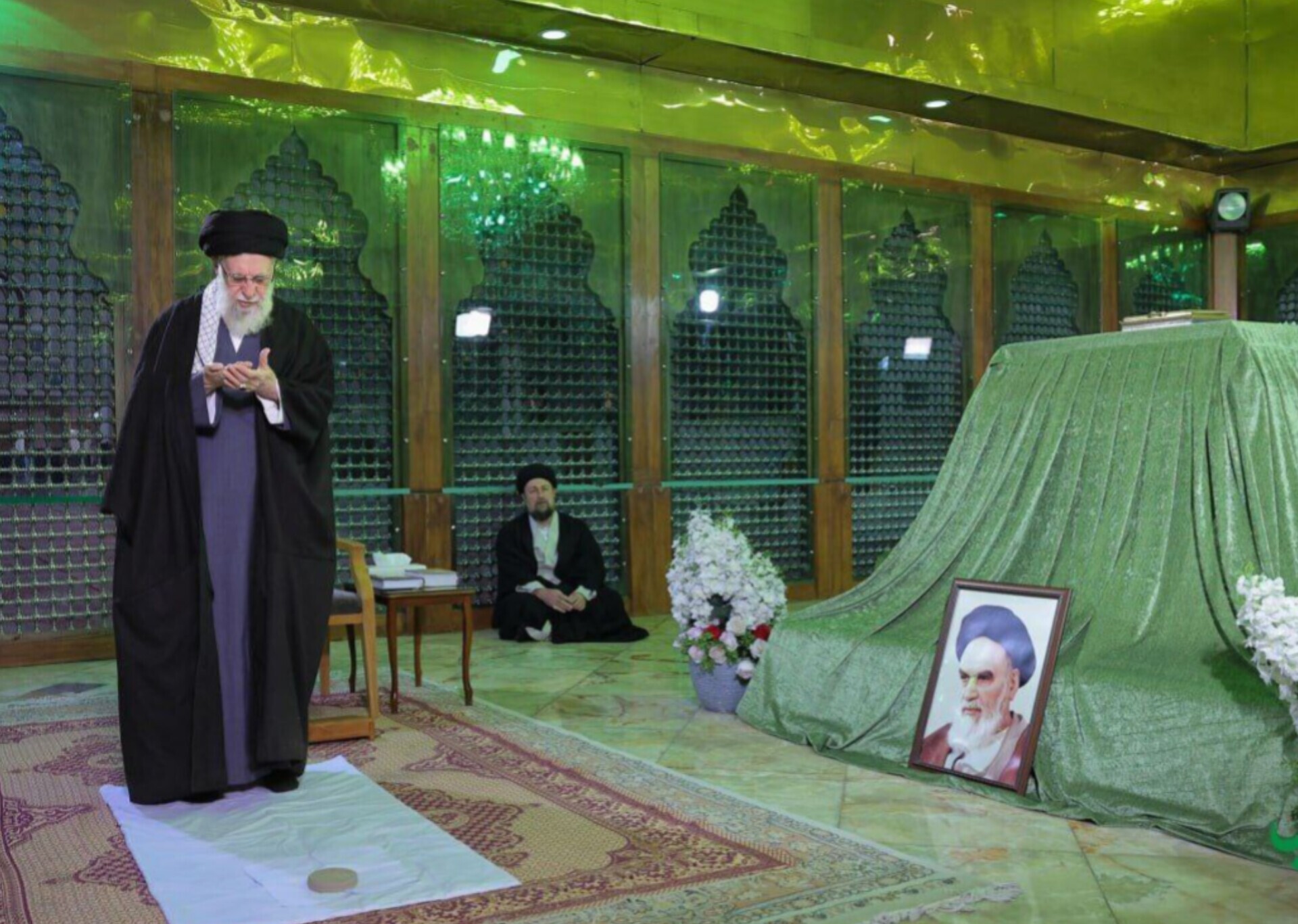 حضور رهبر انقلاب در حرم امام خمینی (ره)