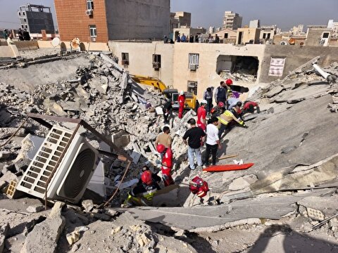 آتش‌نشانی: چهار عضو یک خانواده شامل پدر، مادر و دو فرزند آن‌ها کشته شدند/ یک کودک سه ساله و یک زن، زنده از زیر آوار خارج شدند/ بر اثر این اتفاق به ساختمان‌های مجاور آسیب وارد شده/ فارس: بیش از ۱۰ دستگاه خودرو آسیب دیدند/ مدیریت بحران: علت حادثه در حال بررسی است